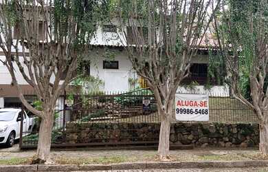 Imagem: A casa possui 3 Dormitórios, 5 Banheiros, 2 Vagas na garagem