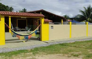 Imagem: A casa possui 3 Dormitórios, Acomodam 15 pessoas, 3 Vagas na