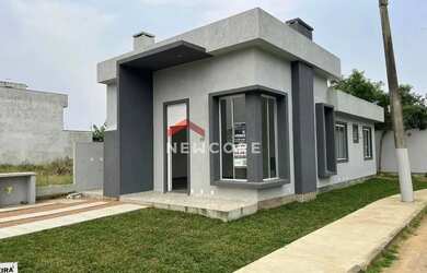 Imagem: A casa possui 3 Dormitórios, 2 Banheiros, 2 Vagas na garagem