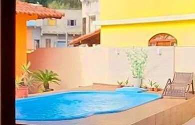 Imagem: A casa possui 4 Dormitórios, Acomodam 12 pessoas, 5 Vagas na