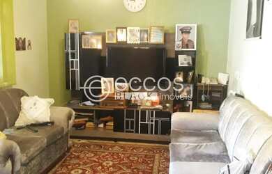 Imagem: A casa possui 2 Dormitórios, 1 Banheiro, 1 Vaga na garagem