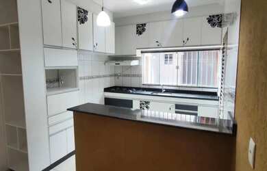 Imagem: A casa possui 3 Dormitórios, 2 Banheiros, 3 Vagas na garagem