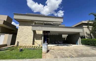 Imagem: A casa em condomínio possui 4 Dormitórios, 5 Banheiros, 2