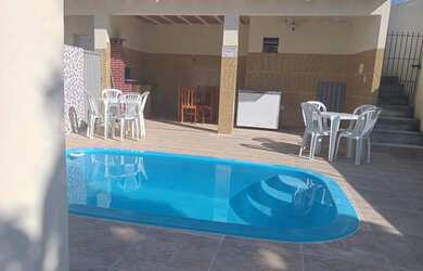 Imagem: A casa possui 2 Dormitórios, Acomodam 10 pessoas, 2 Vagas na