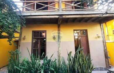 Imagem: A casa possui 3 Dormitórios, 2 Banheiros, 1 Vaga na garagem