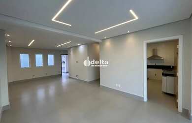 Imagem: A casa em condomínio possui 4 Dormitórios, 5 Banheiros, 2