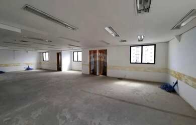 Imagem: O depósito possui 5 Vagas na garagem, 300m² de Área e está