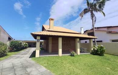 Imagem: A casa possui 3 Dormitórios, 3 Banheiros, 3 Vagas na garagem