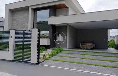 Imagem: A casa possui 3 Dormitórios, 3 Banheiros, 2 Vagas na garagem