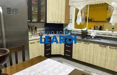 Imagem: A casa possui 5 Dormitórios, 5 Banheiros, 4 Vagas na garagem