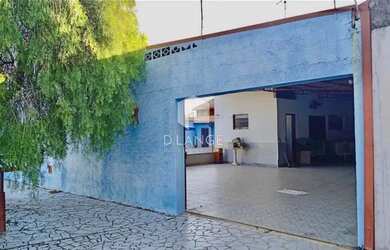 Imagem: A casa possui 3 Dormitórios, 2 Banheiros, 4 Vagas na garagem