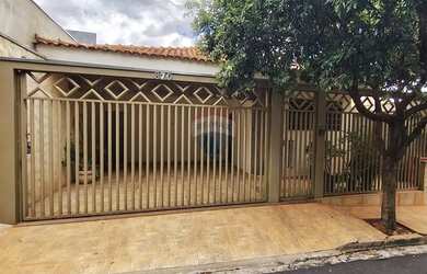 Imagem: A casa possui 4 Dormitórios, 2 Banheiros, 2 Vagas na garagem