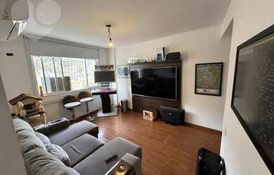 Imagem: O apartamento possui 2 Dormitórios, 1 Banheiro, 1 Vaga na garagem