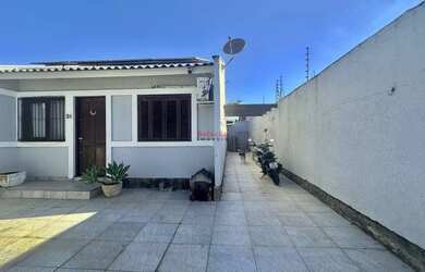 Imagem: A casa possui 2 Dormitórios, 2 Banheiros, 2 Vagas na garagem