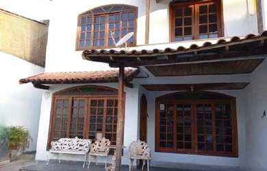 Imagem: A casa possui 3 Dormitórios, 1 Banheiro, 1 Vaga na garagem