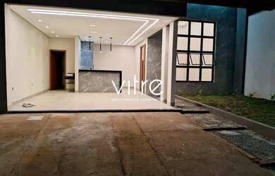 Imagem: A casa possui 3 Dormitórios, 3 Banheiros, 4 Vagas na garagem