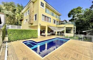 Imagem: A casa em condomínioe possui 4 Dormitórios, 5 Banheiros, 5