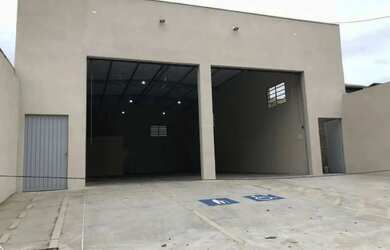Imagem: O depósito possui 4 Vagas na garagem, 157m² de Área e está