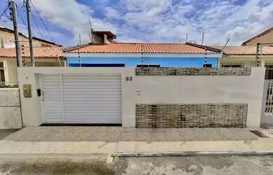 Imagem: A casa possui 3 Dormitórios, 3 Banheiros, 2 Vagas na garagem