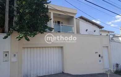 Imagem: A casa possui 5 Dormitórios, 3 Banheiros, 3 Vagas na garagem