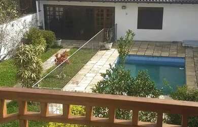 Imagem: A casa possui 4 Dormitórios, 4 Banheiros, 2 Vagas na garagem