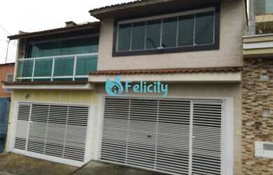 Imagem: A casa possui 3 Dormitórios, 3 Banheiros, 2 Vagas na garagem