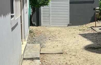 Imagem: A casa possui 2 Dormitórios, 1 Banheiro, 1 Vaga na garagem