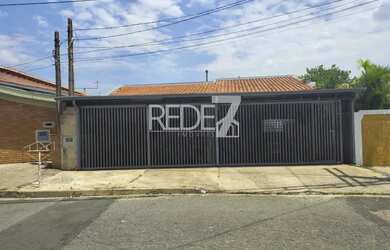 Imagem: A casa possui 4 Dormitórios, 2 Banheiros, 5 Vagas na garagem