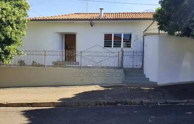 Imagem: A casa possui 4 Dormitórios, 5 Banheiros, 5 Vagas na garagem