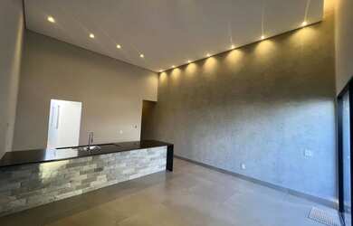 Imagem: A casa possui 3 Dormitórios, 2 Banheiros, 2 Vagas na garagem