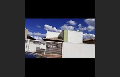 Imagem: A casa possui 3 Dormitórios, 1 Banheiro e 1 Vaga na garagem