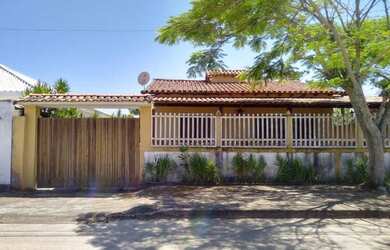 Imagem: A casa possui 3 Dormitórios, 2 Banheiros, 2 Vagas na garagem