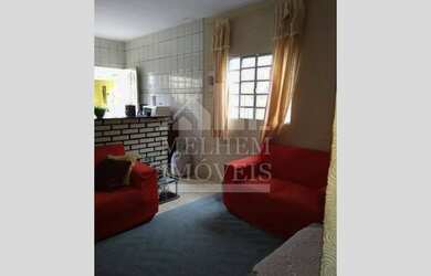 Imagem: A casa possui 3 Dormitórios, 2 Banheiros, 1 Vaga na garagem