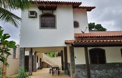 Imagem: A casa possui 5 Dormitórios, 2 Banheiros, 4 Vagas na garagem