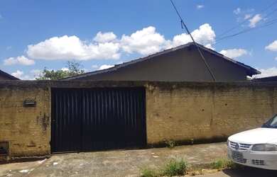 Imagem: A casa possui 2 Dormitórios, 1 Banheiro, 2 Vagas na garagem