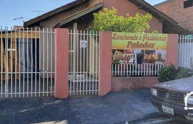 Imagem: A casa possui 3 Dormitórios, 1 Banheiro, 3 Vagas na garagem