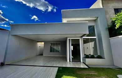 Imagem: A casa possui 3 Dormitórios, 3 Banheiros, 4 Vagas na garagem