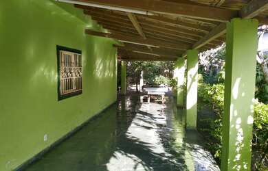 Imagem: A casa possui 4 Dormitórios, 3 Banheiros, 2 Vagas na garagem