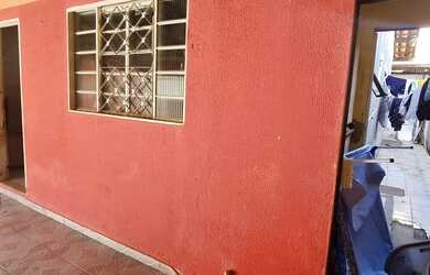 Imagem: A casa possui 3 Dormitórios, 1 Banheiro, 3 Vagas na garagem