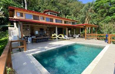 Imagem: A casa possui 5 Dormitórios, 5 Banheiros, 5 Vagas na garagem