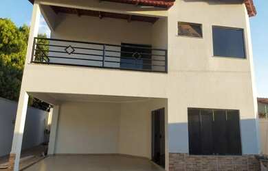 Imagem: A casa possui 4 Dormitórios, 3 Banheiros, 5 Vagas na garagem