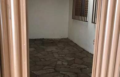 Imagem: A casa possui 2 Dormitórios, 1 Banheiro, 1 Vaga na garagem