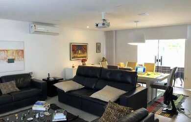 Imagem: A casa em condomínio possui 4 Dormitórios, 1 Banheiro, 2 Vagas