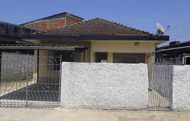 Imagem: A casa possui 2 Dormitórios, 1 Banheiro, 2 Vagas na garagem