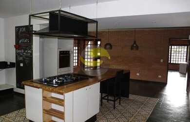 Imagem: A casa possui 3 Dormitórios, 5 Banheiros, 4 Vagas na garagem