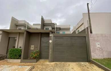 Imagem: A casa possui 2 Dormitórios, 2 Banheiros, 2 Vagas na garagem