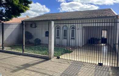 Imagem: A casa possui 3 Dormitórios, 2 Banheiros, 2 Vagas na garagem