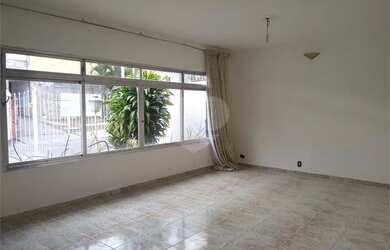 Imagem: A casa possui 3 Dormitórios, 3 Banheiros, 4 Vagas na garagem