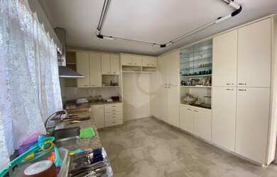 Imagem: A casa possui 3 Dormitórios, 3 Banheiros, 4 Vagas na garagem