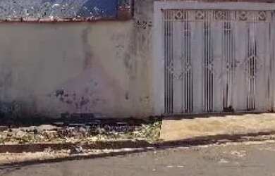 Imagem: A casa à venda possui 3 Dormitórios, 1 Banheiro, 1 Vaga na